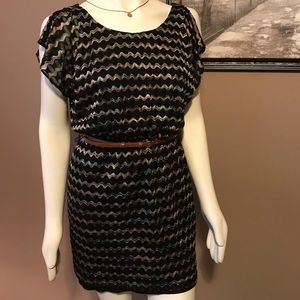 Casual dress with slitted sleeves and belt